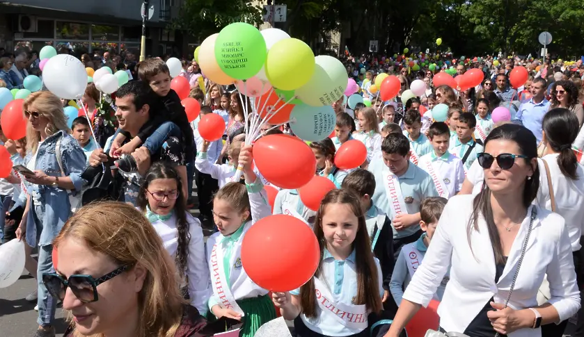 С многохилядно шествие Варна празнува 24 май (СНИМКИ)