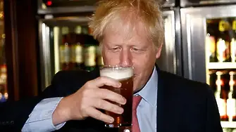 Партигейт: Появиха се снимки, на които Борис Джонсън пие на „Даунинг стрийт“