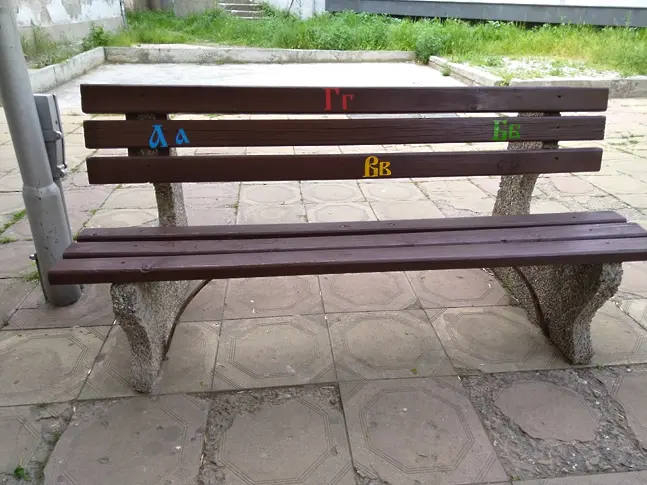 Общински съветници и граждани боядисваха пейки в Кюстендил