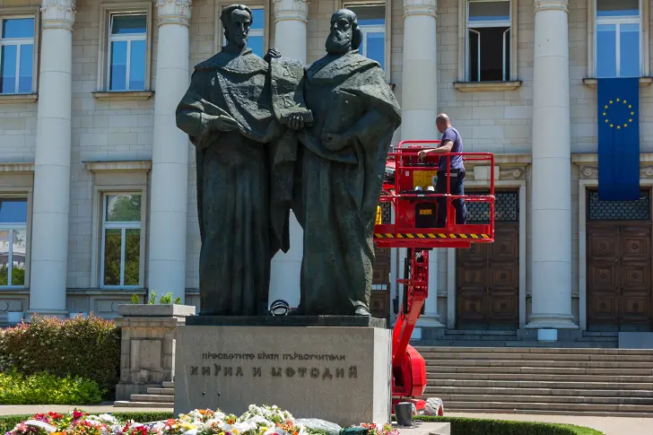 След 50 години реставрираха паметника „Кирил и Методий”  пред Националната  библиотека 