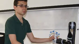 В ТУ Пловдив: Робот-ръка се учи да помага на инвалиди