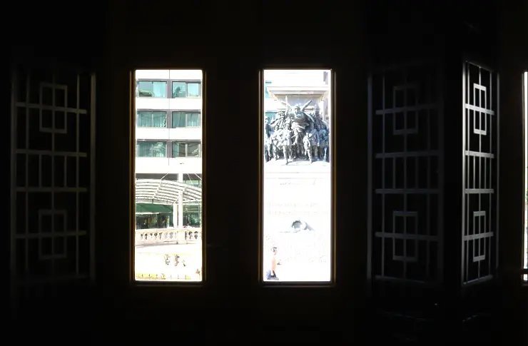 Премахнаха металните решетки от вратите на Народното събрание