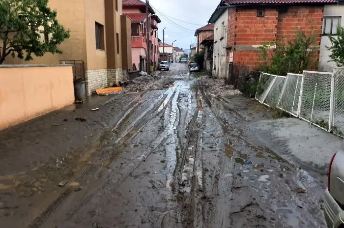 Воден ад в Сатовча: Порой наводни къщи и изрови улици, градушка удари реколтата