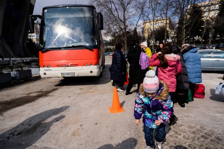 Местят 20 хиляди украинци от морските хотели, още толкова се връщат в родината си