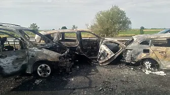Верижна катастрофа с три автомобила затвори АМ Тракия до Пловдив, колите изгоряха
