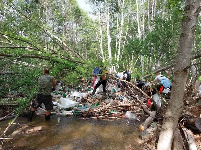 Природолюбители почистиха и зарибиха две планински реки