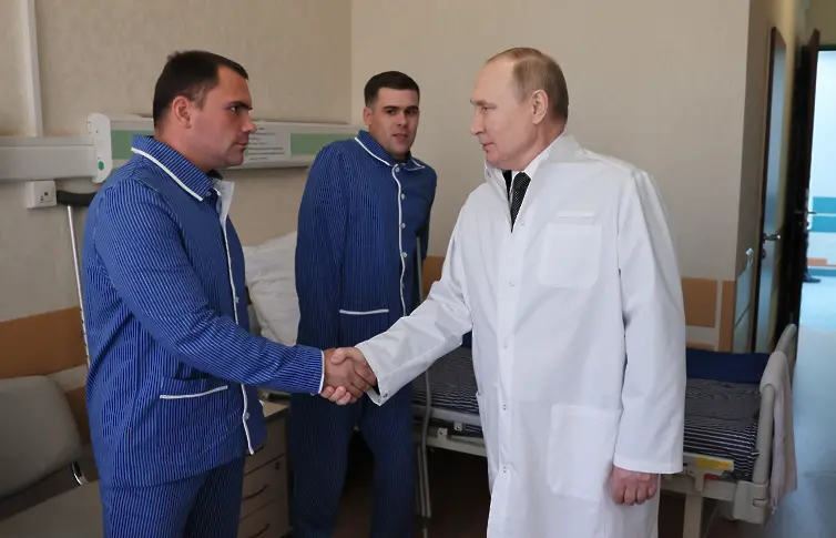 Путин посети военна болница в Москва, разговаря с ранени военнослужещи (видео)