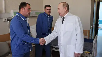 Путин посети военна болница в Москва, разговаря с ранени военнослужещи (видео)