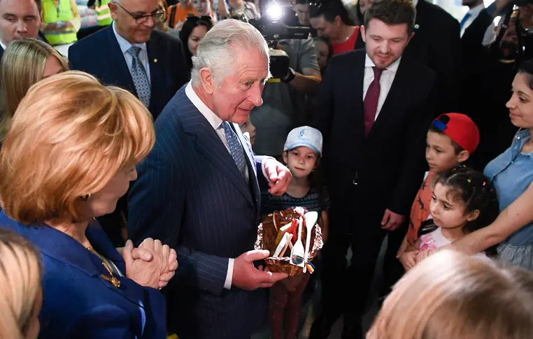 Принц Чарлз посети украински бежанци в Румъния