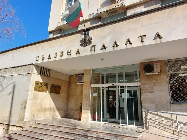 Затвор от 2 г. и 8 м. за подсъдим за кражби