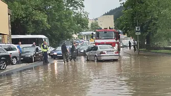Наводнени улици и свлачища след пороен дъжд в Мадан
