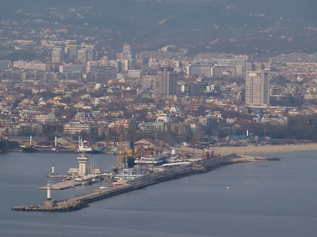 Варна остава след София по заплати