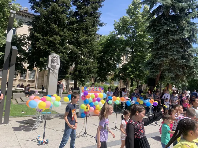 Хепънинг „Балони с бонбони“ организира ПП ГЕРБ за децата на Враца