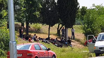 Откриха 31 мигранти в багажника на бус на Подбалканския път (СНИМКИ)