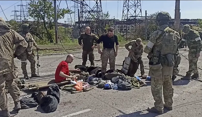 Близките на бойците от полк „Азов“ нямат никакви данни за тях