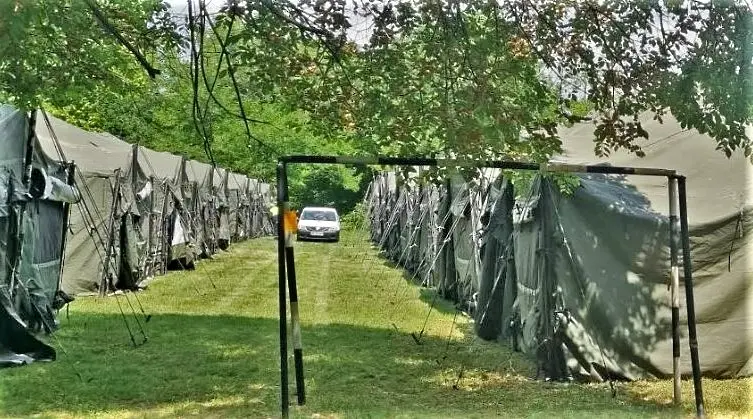 Опънаха палатките за украинци в 