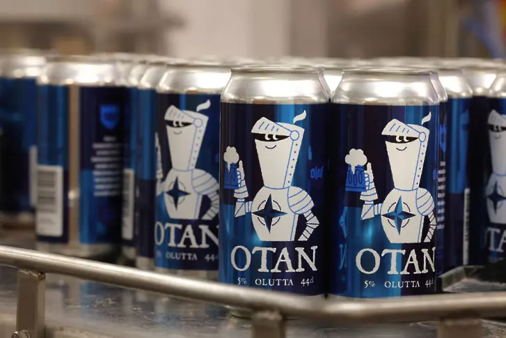 Финландска пивоварна пусна на пазара бира на НАТО с вкус на „свобода и сигурност“ (снимки)