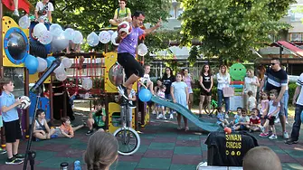 Прекрасно шоу с жонгльор удиви малки и големи в парк „Моливчета“