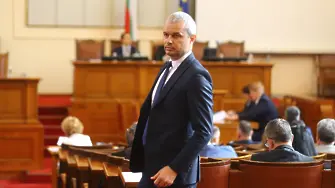 Искри в НС: Костадинов заплаши, че ще счупи носа на депутат от ПП (видео)