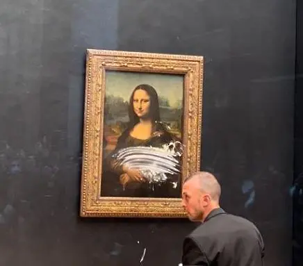 „Нахраниха“ с торта „Мона Лиза“ в Лувъра (видео)