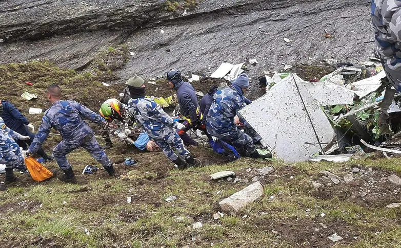 Откриха всички тела и черната кутия на разбилия се в Непал самолет