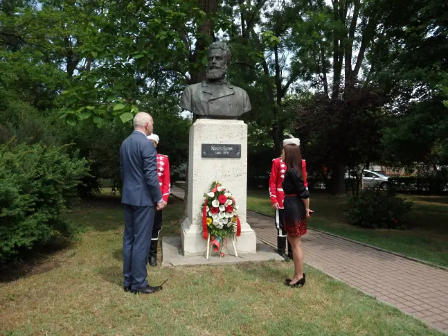 Венци и цветя пред паметника на Ботев в Димитровград
