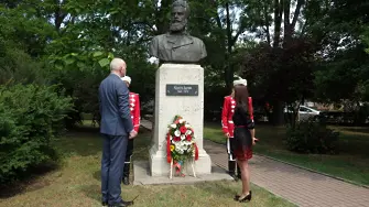 Венци и цветя пред паметника на Ботев в Димитровград