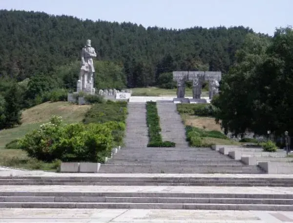 Мемориалът на Христо Ботев в Калофер тъне в забрава, разбити стълби и липса на осветление