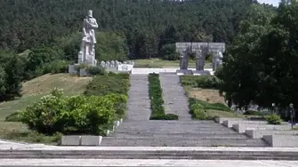 Мемориалът на Христо Ботев в Калофер тъне в забрава, разбити стълби и липса на осветление
