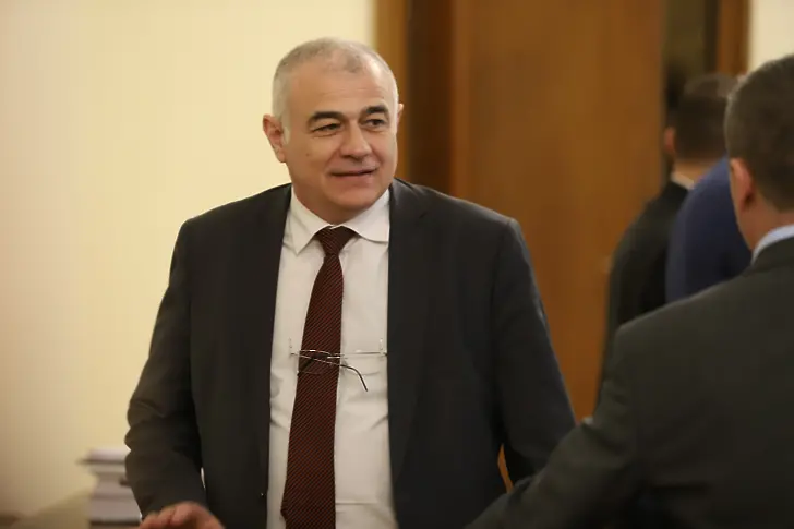 Министър Гьоков очаква от 1-ви януари минималната заплата да стане 50% от средната