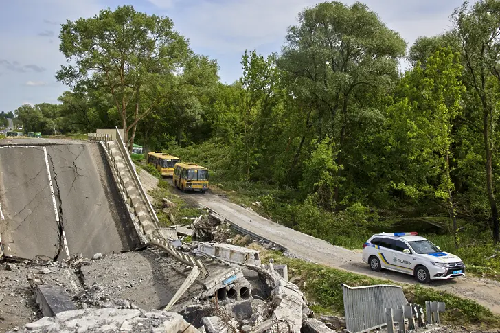 Руските сили в Донбас взривяват мостове западно от Северодонецк