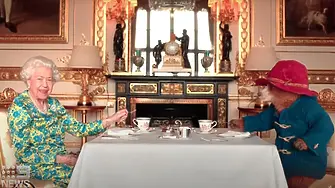 Кралицата се появи изненадващо на чаша чай с мечето Падингтън (видео)