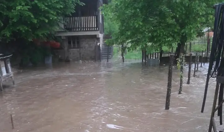 Наводнения, пропаднали пътища и подпорни стени след пороите в Смолянско 