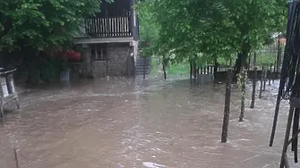 Наводнения, пропаднали пътища и подпорни стени след пороите в Смолянско 