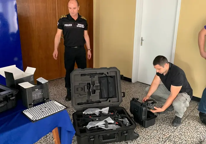 Британките антимафиоти подариха дрон на бургаската полиция 