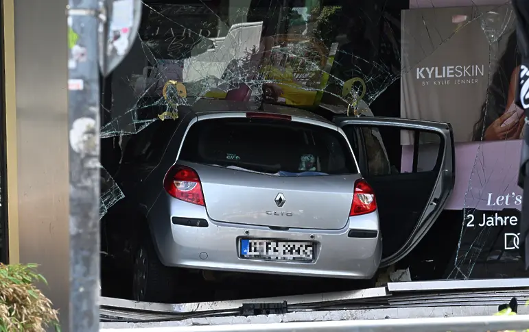 Кола се вряза в тълпа от хора в Берлин, един е загинал