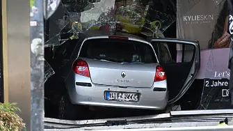 Кола се вряза в тълпа от хора в Берлин, един е загинал