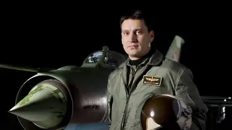 Откриха паметна плоча на военния пилот Валентин Терзиев 