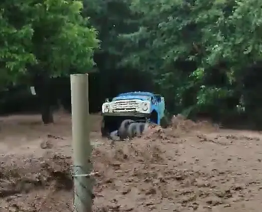 Водата във Вършец отнесе камион (видео)