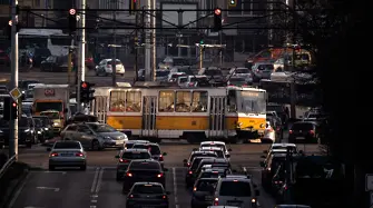 Трамвай блъсна кола, тя помете пешеходци в София