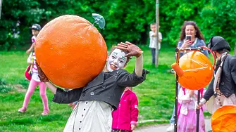 Уличната комедия „Портокалите или любовта към…“ в Хасково
