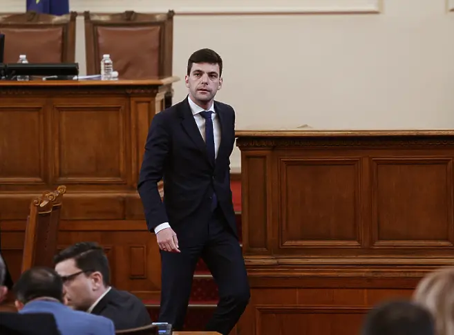 Депутатите гласуват искането за оставка на Никола Минчев