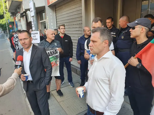 От ВМРО блокираха дома на премиера тази сутрин (видео)