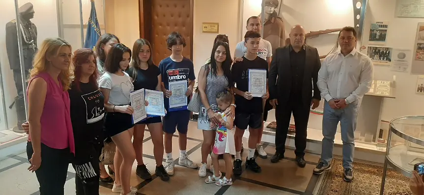 Ученици от Пловдив бяха удостоени с грамоти от МВР за връщане на голяма сума пари