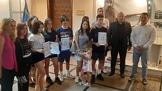 Ученици от Пловдив бяха удостоени с грамоти от МВР за връщане на голяма сума пари