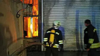 8 пожарни гасиха горяща складова база в печатница