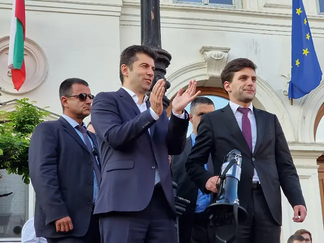 Кирил Петков с мегафон пред НС: Няма да дадем България на тия мафиоти (видео)