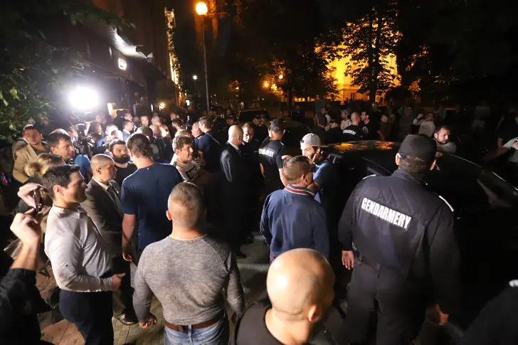 Протестът пред НС вчера: Карадайъ напуснал парламента през входа за журналисти