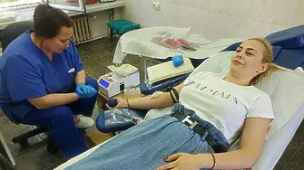 Бивша депутатка дари кръв за спасяване на родилки с рядка група