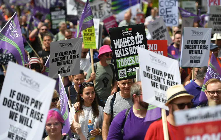 Десетки хиляди хора протестираха в Лондон срещу икономическата криза
